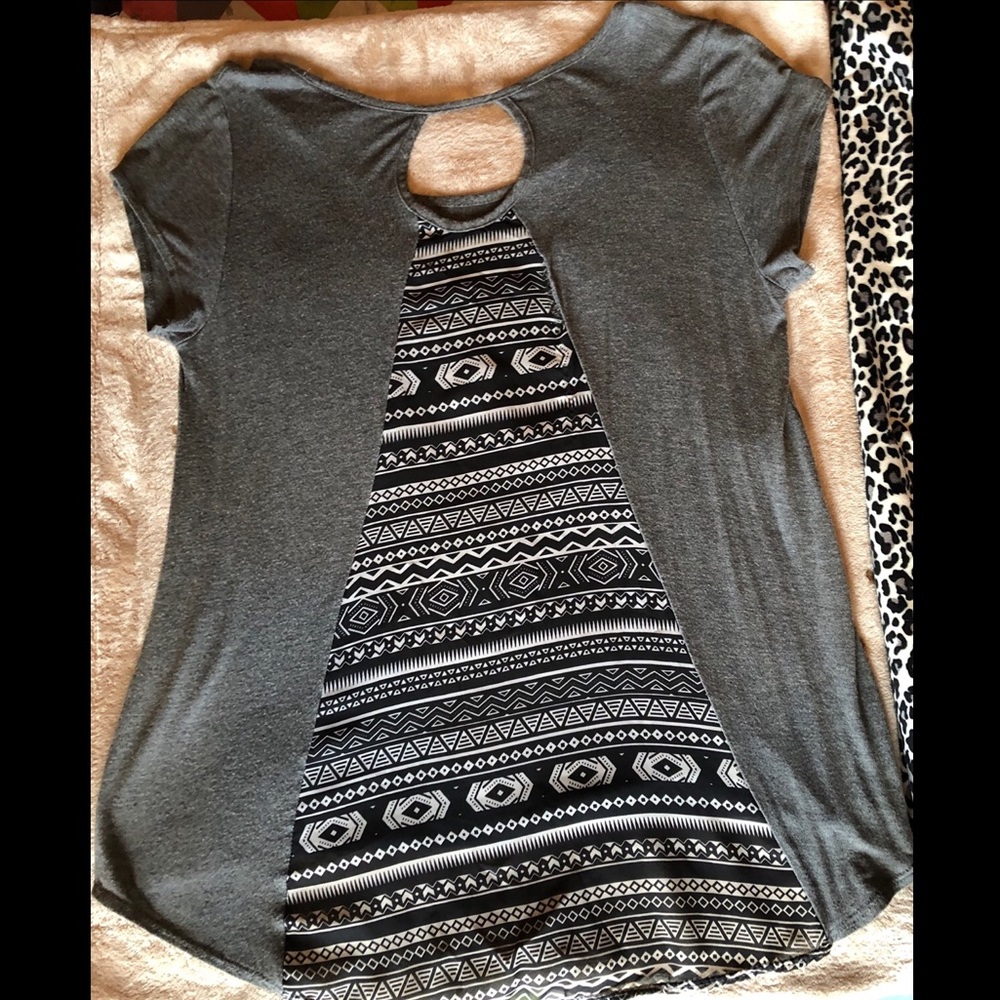 Grey High-Low Style Top W/Aztec Pattern Sheer Back - Picture 2 of 4